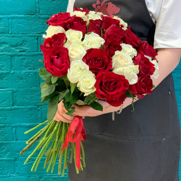 Букет из 35 роз, артикул F1412419 - 11460 рублей, доставка по городу. Flawery - доставка цветов