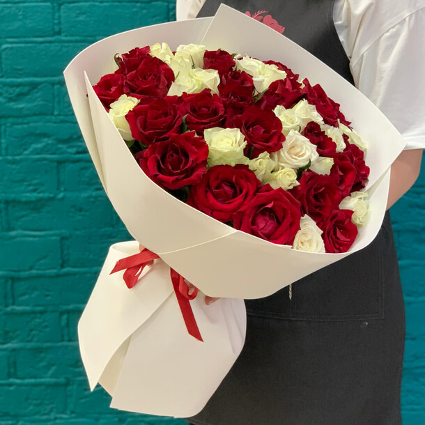 Букет из 51 розы, артикул F1412429 - 17220 рублей, доставка по городу. Flawery - доставка цветов