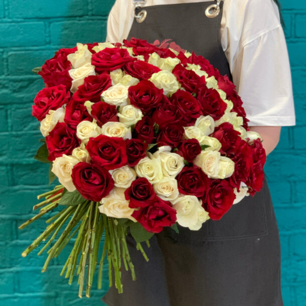 Букет из 101 розы, артикул F1412438 - 32900 рублей, доставка по городу. Flawery - доставка цветов