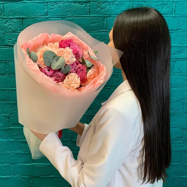 Пионовидная роза и гвоздика "в объятиях", артикул F1457461 - 3099 рублей, доставка по городу. Flawery - доставка цветов