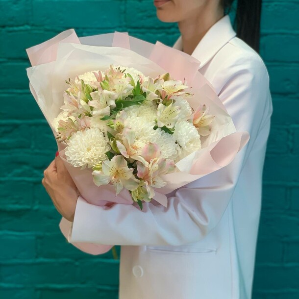 Альстромерия и хризантема "ангельский", артикул F1457462 - 3099 рублей, доставка по городу. Flawery - доставка цветов