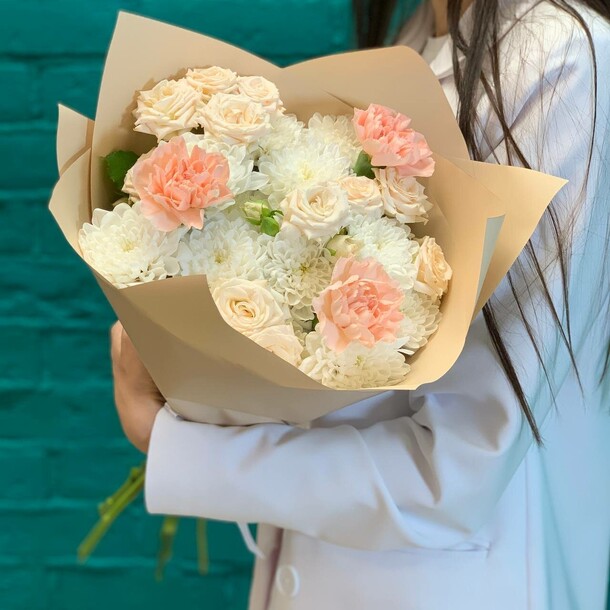 Гвоздика и кустовая роза "цветение", артикул F1457516 - 3490 рублей, доставка по городу. Flawery - доставка цветов