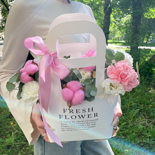 Композиция из пушистой эустомы, диантусов и хлопка, артикул F1455251 - 2500 рублей, доставка по городу. Flawery - доставка цветов