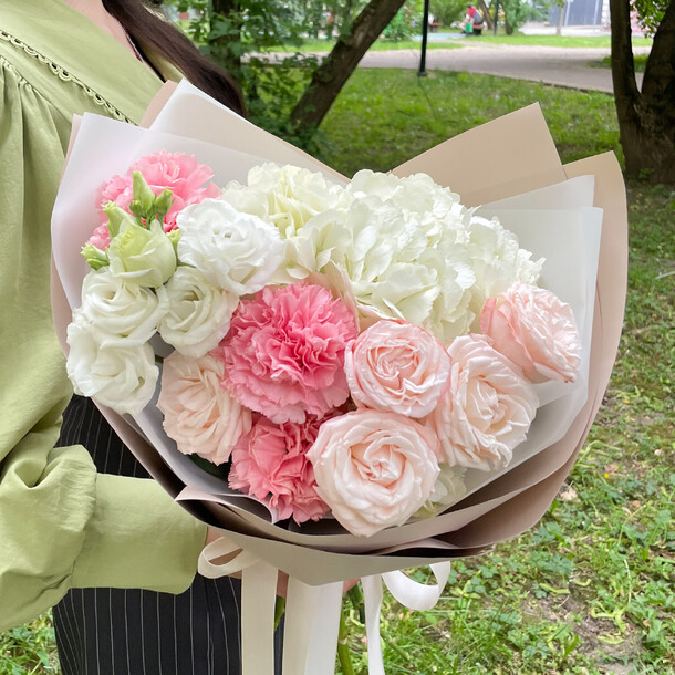 Ажурный букет с гортензией, артикул F1455272 - 3500 рублей, доставка по городу. Flawery - доставка цветов