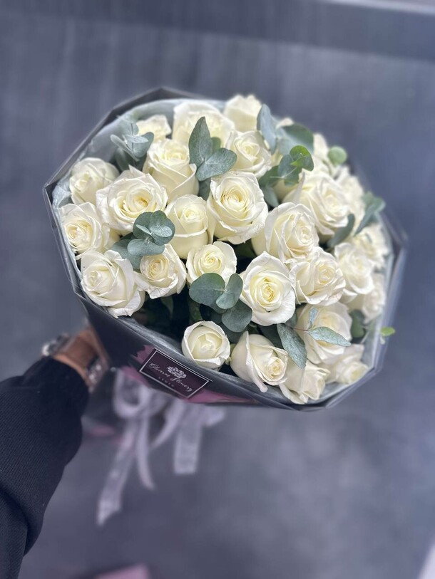 31 роза в стильном исполнение, артикул F1326674 - 3590 рублей, доставка по городу. Flawery - доставка цветов