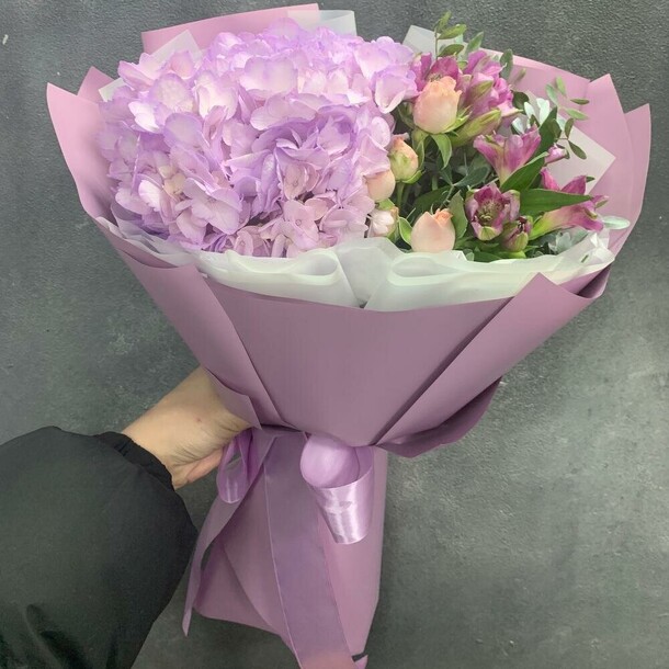 Нежное сочетание гортензии и альстромерии, артикул F1359264 - 2490 рублей, доставка по городу. Flawery - доставка цветов