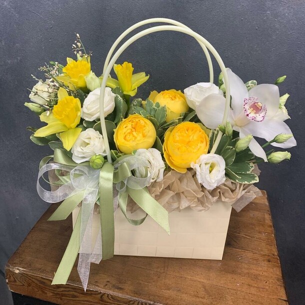 Сумочка с тюльпанами и орхидеей, артикул F1383667 - 3278 рублей, доставка по городу. Flawery - доставка цветов