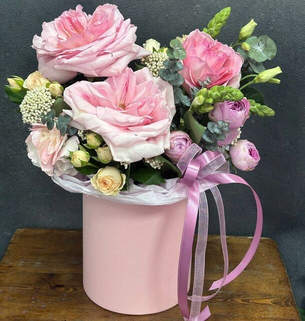 Коробка с нежными розами и эвкалиптом, артикул F1427258 - 6629 рублей, доставка по городу. Flawery - доставка цветов