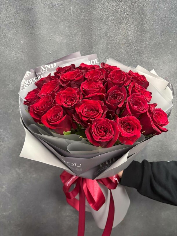 21 роза в стильном, артикул F1427495 - 2690 рублей, доставка по городу. Flawery - доставка цветов