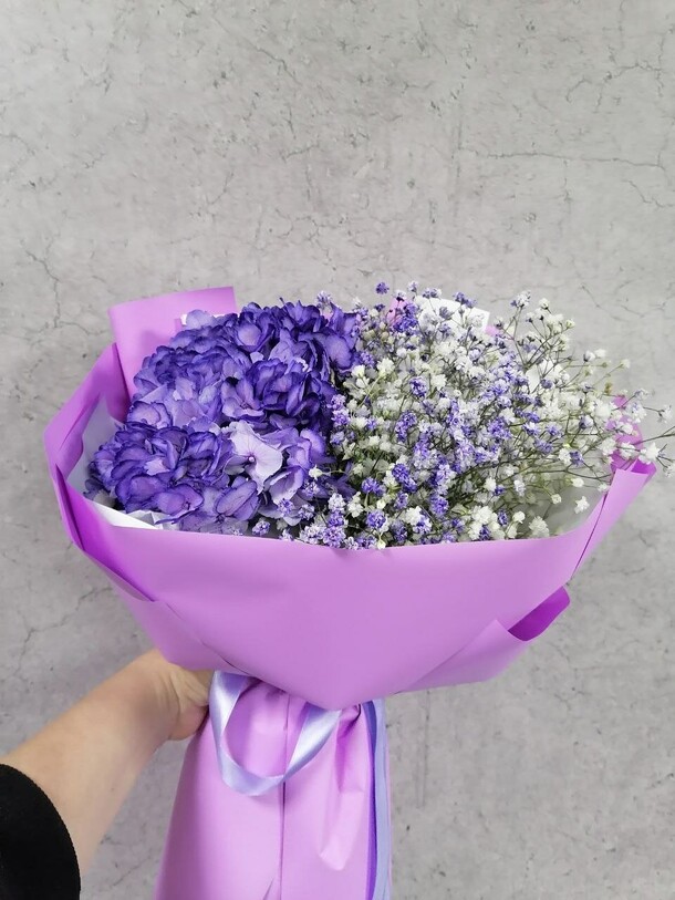 Гортензия и гипсофила blue, артикул F1429666 - 2390 рублей, доставка по городу. Flawery - доставка цветов