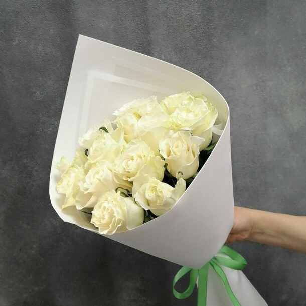 15 белых роз, артикул F1429928 - 2350 рублей, доставка по городу. Flawery - доставка цветов