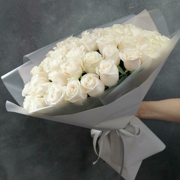 41 белых роз, артикул F1429938 - 3990 рублей, доставка по городу. Flawery - доставка цветов