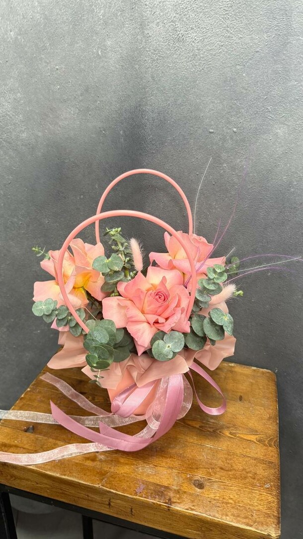 Композиция с розами и эвкалиптам, артикул F1467112 - 1850 рублей, доставка по городу. Flawery - доставка цветов