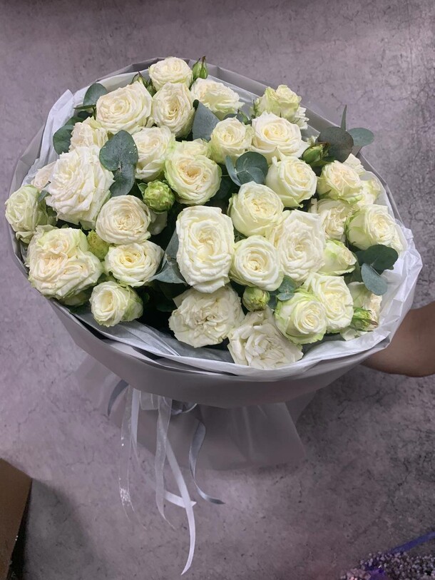 Нежный букет кустовых роз, артикул F1467489 - 3289 рублей, доставка по городу. Flawery - доставка цветов