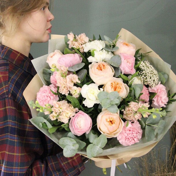 Букет с пионовидными розами и маттиолой - доставка цветов, артикул F102950 - 24158 рублей, доставка по городу. Flawery - доставка цветов