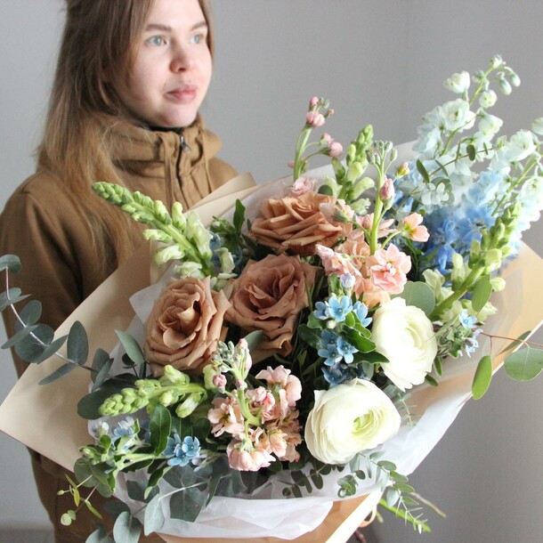 Ледяная карамель - ранункулюсы и дельфиниум, артикул F103097 - 23353 рублей, доставка по городу. Flawery - доставка цветов