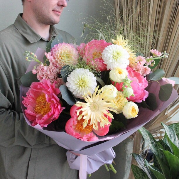 Пионы и кудрявые герберы, артикул F1069248 - 28184 рублей, доставка по городу. Flawery - доставка цветов