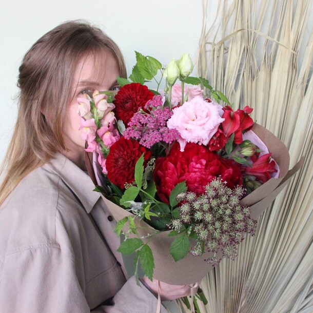 Летний букет с пионом и маттиолой, артикул F1070958 - 16398 рублей, доставка по городу. Flawery - доставка цветов