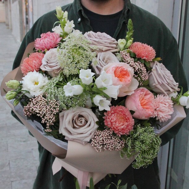 Колокольчики, пионовидные розы и озотамнус - букет с доставкой, артикул F1075253 - 21743 рублей, доставка по городу. Flawery - доставка цветов