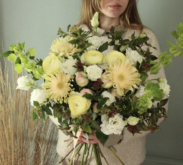 Букет с ранункулюсами и кудрявыми герберами, артикул F108689 - 23353 рублей, доставка по городу. Flawery - доставка цветов