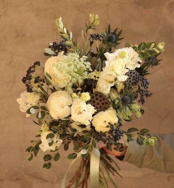 Ранункулюсы и колючки, артикул F1153642 - 19950 рублей, доставка по городу. Flawery - доставка цветов