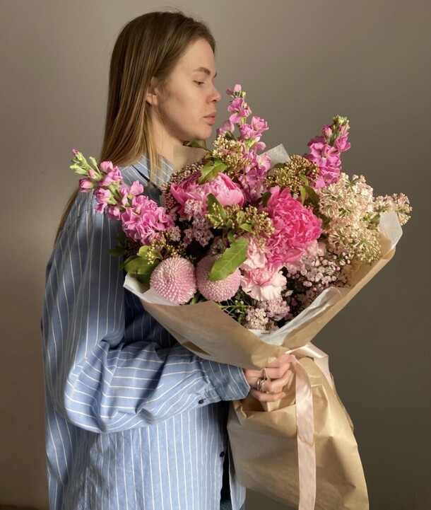 Букет с сиренью и пионами, артикул F1153665 - 25607 рублей, доставка по городу. Flawery - доставка цветов