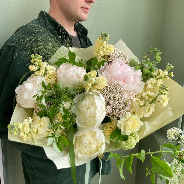 Букет с пионами и маттиолой, артикул F1153666 - 34992 рублей, доставка по городу. Flawery - доставка цветов