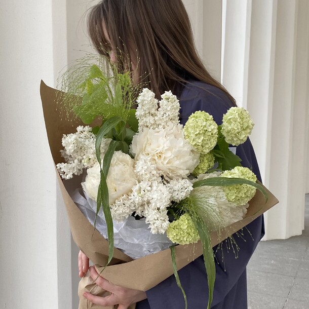 Букет с сиренью и пионами, артикул F1153667 - 26208 рублей, доставка по городу. Flawery - доставка цветов