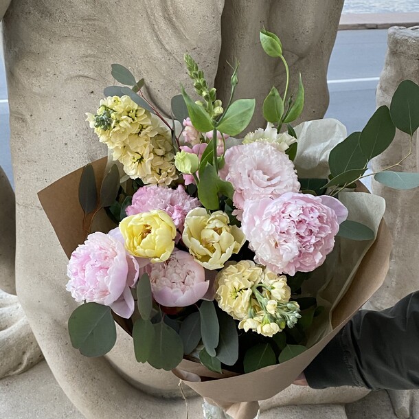 Букет с пионами и маттиолой, артикул F1153668 - 18887 рублей, доставка по городу. Flawery - доставка цветов
