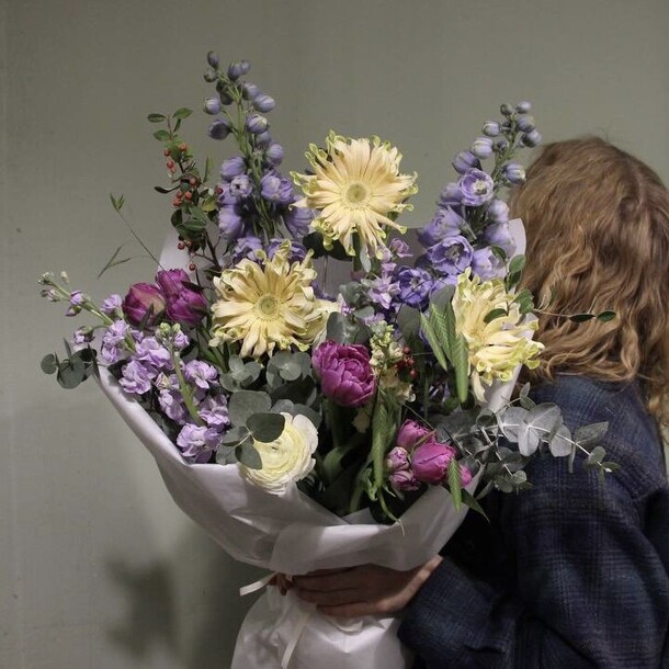 Кудрявые герберы и дельфиниум, артикул F1157421 - 23353 рублей, доставка по городу. Flawery - доставка цветов