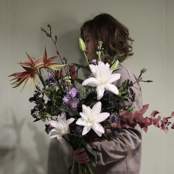 Лилии, амариллисы и ветви, артикул F1157424 - 18302 рублей, доставка по городу. Flawery - доставка цветов