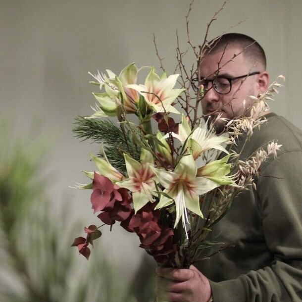 Амариллисы, айва, овёс и сосна, артикул F1163920 - 12445 рублей, доставка по городу. Flawery - доставка цветов