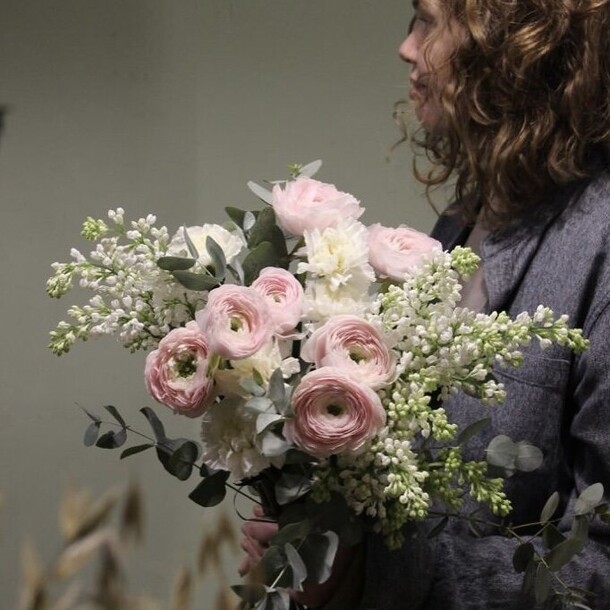 Сирень и ранункулюсы, артикул F1163921 - 23353 рублей, доставка по городу. Flawery - доставка цветов