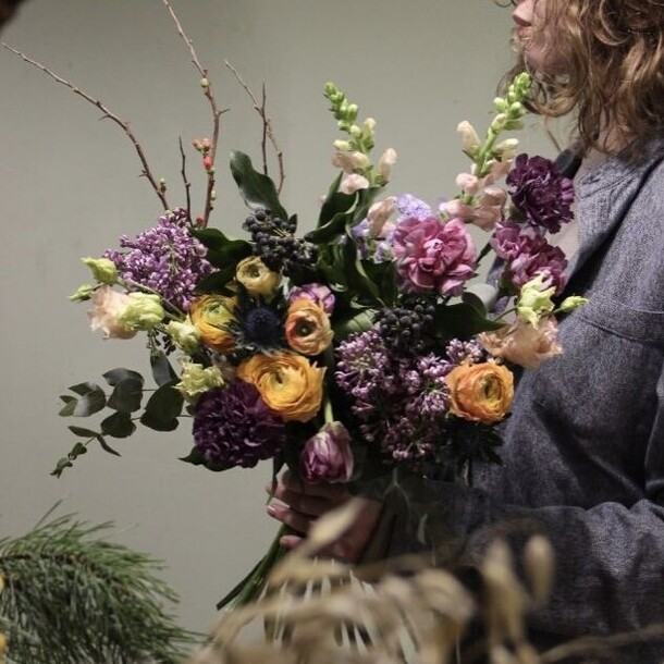 Сирень, тюльпаны и ранункулюсы, артикул F1163924 - 20936 рублей, доставка по городу. Flawery - доставка цветов