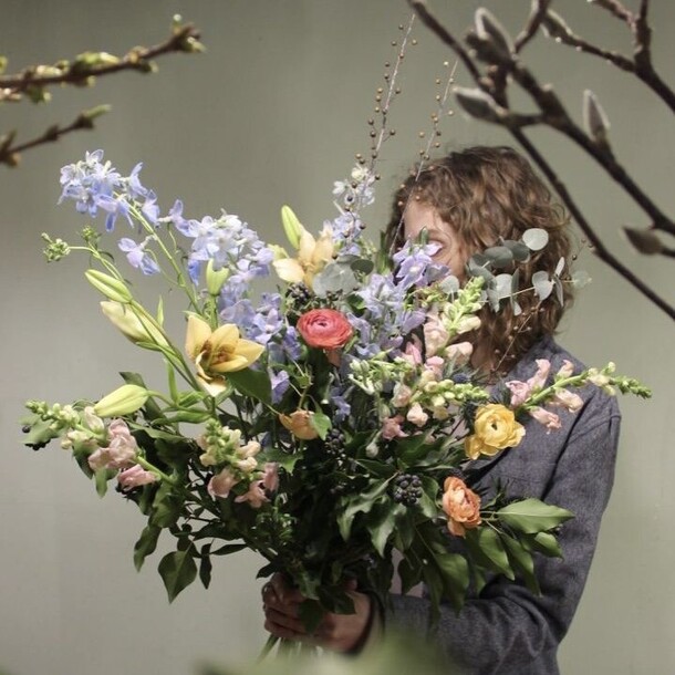 Лилии, дельфиниум и лютики, артикул F1163926 - 27672 рублей, доставка по городу. Flawery - доставка цветов