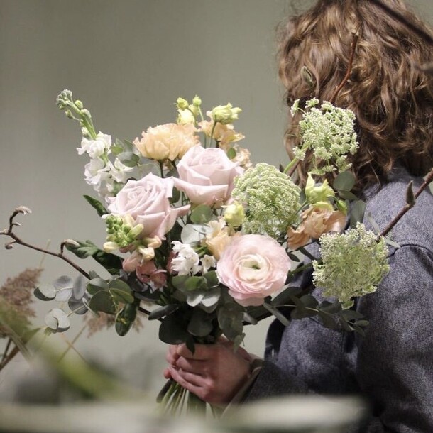 Букет с нарциссами, лютиками и ветвями, артикул F1163930 - 10791 рублей, доставка по городу. Flawery - доставка цветов