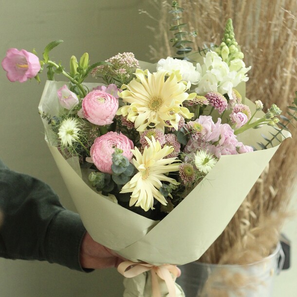 Кудрявые герберы, ранункулюсы и колокольчики, артикул F1195478 - 18198 рублей, доставка по городу. Flawery - доставка цветов