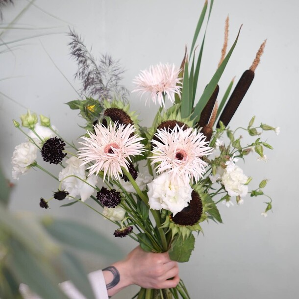 Букет с герберами, сердцевинками подолнухов и скабиозой, артикул F1206079 - 13031 рублей, доставка по городу. Flawery - доставка цветов