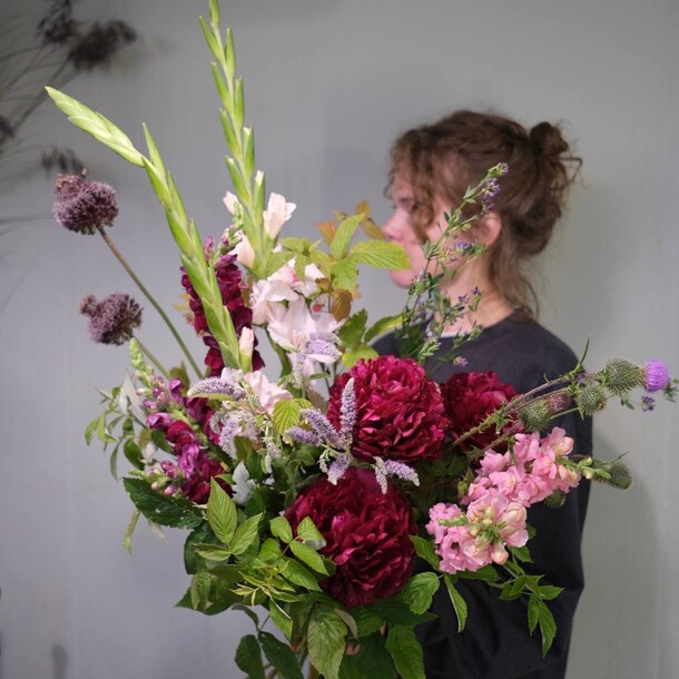 Букет с пионами, гладиолусами и львиным зевом - заказать букет пионов, артикул F1207547 - 29136 рублей, доставка по городу. Flawery - доставка цветов