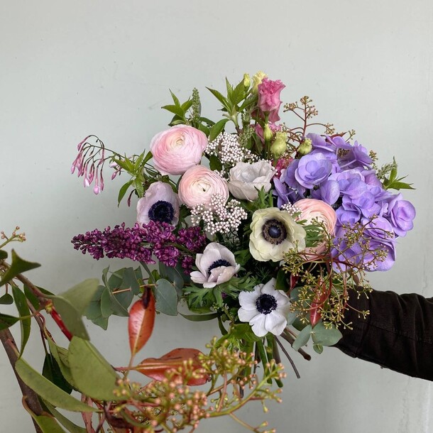 Анемоны, ранункулюсы и сирень, артикул F1230000 - 25622 рублей, доставка по городу. Flawery - доставка цветов