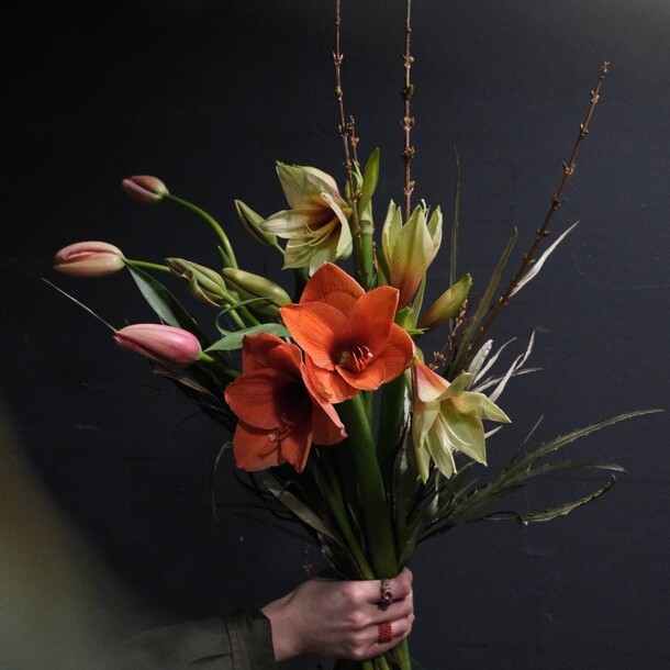 Амариллисы, тюльпаны и цветущие ветви, артикул F1244630 - 14900 рублей, доставка по городу. Flawery - доставка цветов