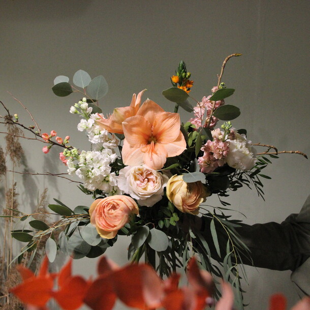 Букет с амариллисами и ранункулюсами, артикул F1329353 - 19900 рублей, доставка по городу. Flawery - доставка цветов