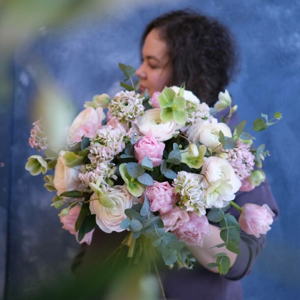 Ранункулюсы, тюльпаны и морозник, артикул F1379002 - 41069 рублей, доставка по городу. Flawery - доставка цветов