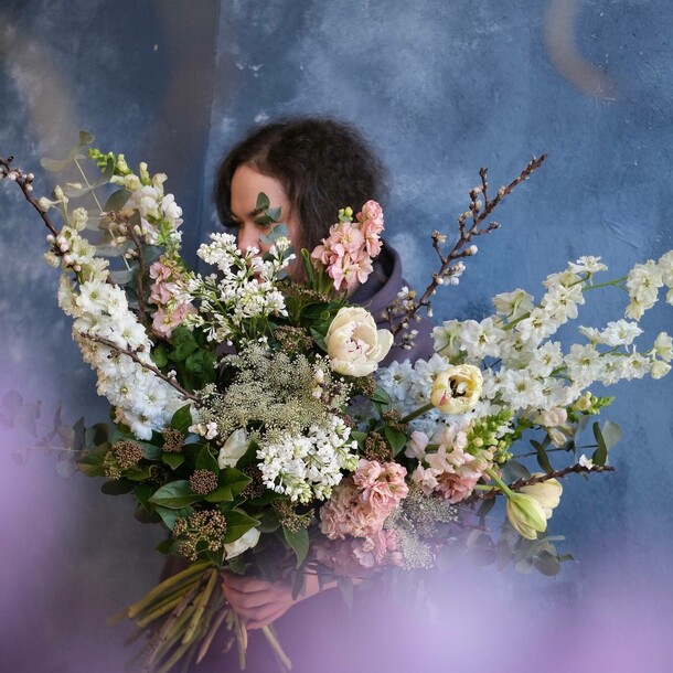 Дельфиниум, сирень, цветущие ветки и тюльпаны, артикул F1379010 - 36164 рублей, доставка по городу. Flawery - доставка цветов