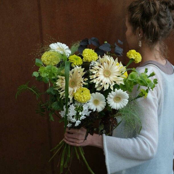 Кудрявые герберы, флоксы и имеретинский шафран - летний букет с доставкой спб, артикул F1451682 - 12445 рублей, доставка по городу. Flawery - доставка цветов