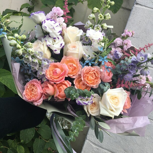 Букет с пионовидными розами, дельфиниумом и эустомой - доставка цветов, артикул F65034 - 28551 рублей, доставка по городу. Flawery - доставка цветов