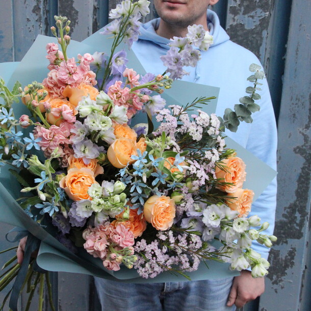 Букет с пионовидными розами, дельфиниумом и маттиолой, артикул F65038 - 26208 рублей, доставка по городу. Flawery - доставка цветов