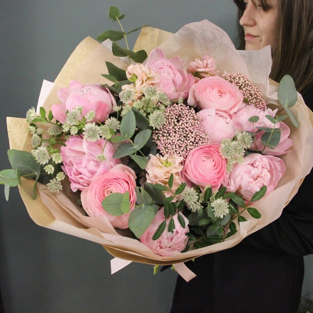 Розовый букет с пионы и ранункулюсами, артикул F68038 - 29136 рублей, доставка по городу. Flawery - доставка цветов
