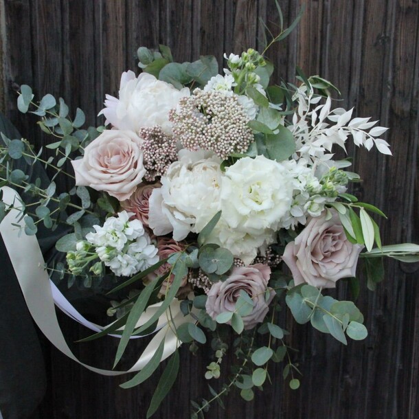 Букет с пионами, розами и эвкалиптом, артикул F86363 - 24743 рублей, доставка по городу. Flawery - доставка цветов