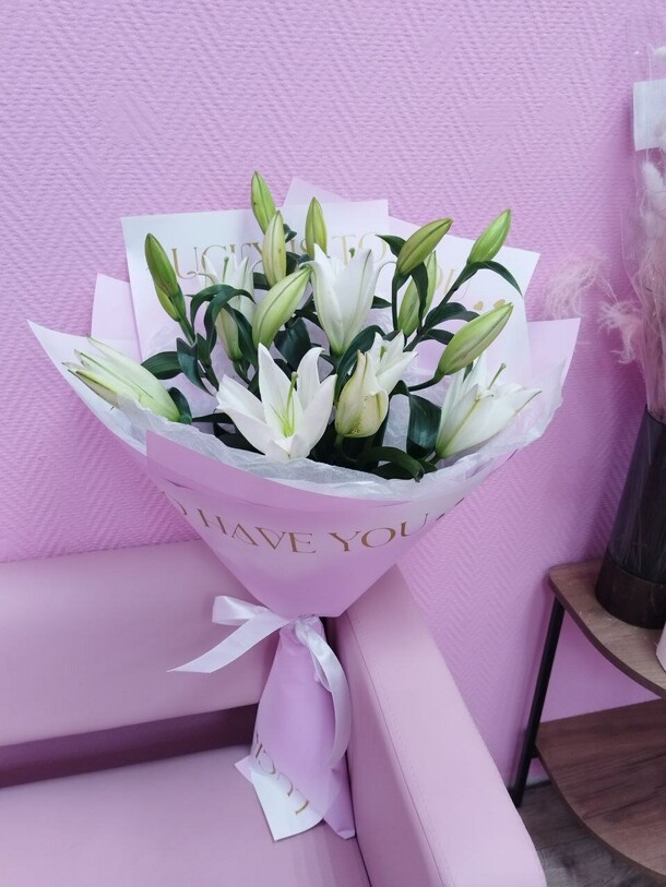 3 лилии в букете, артикул F1526025 - 3400 рублей, доставка по городу. Flawery - доставка цветов